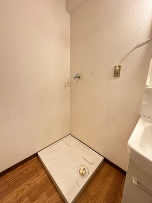 【設備】 | サン・ヒル5 | 洗面所内、洗髪洗面化粧台横にある室内洗濯機置き場です♪防水パンが付いているので万が一の漏水にも安心です！