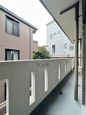 【バルコニー】 | サン・ヒル5 | 東向きのL字型バルコニー♪すがすがしい朝日がお部屋に入ってきます☆2部屋から出入りできるのが嬉しいですよね！お洗濯物を干したり、気分転換をするにもおすすめです☆