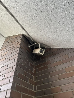 【その他共用部分】 | サン・ヒル5 | 共用部にある防犯カメラです！夜遅くに帰宅する時も、お出かけ時でも安心ですね♪