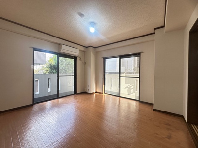 【洋室】 | サン・ヒル5 | 東向き洋室8帖☆バルコニーに繋がる角部屋二面採光のお部屋です！エアコン付きで1年中快適に過ごせますね☆