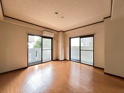 【洋室】 | サン・ヒル5 | 東向き洋室8帖☆バルコニーに繋がる角部屋二面採光のお部屋です！エアコン付きで1年中快適に過ごせますね☆