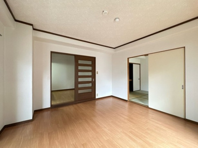 【洋室】 | サン・ヒル5 | 東向き洋室8帖☆バルコニー側からの眺めです！洋室なのでお掃除もカンタンです！