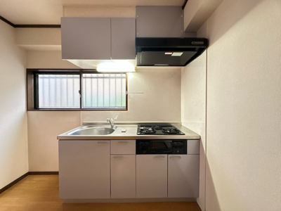 【キッチン】 | サン・ヒル5 | キッチンは換気のできる窓付きでお料理の匂いもこもりません！場所を取るお鍋やお皿もすっきり収納できます♪