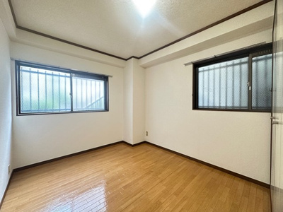 【洋室】 | サン・ヒル5 | 洋室5.5帖☆角部屋二面採光のお部屋です！子供部屋や書斎・寝室など多用途に使えそう♪