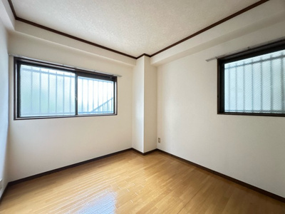 【洋室】 | サン・ヒル5 | 洋室5.5帖☆角部屋二面採光のお部屋です！子供部屋や書斎・寝室など多用途に使えそう♪