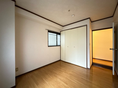 【寝室】 | サン・ヒル5 | 洋室5.5帖☆クローゼットがあります♪お洋服がスッキリ収納できて、整理しやすくなりますね☆