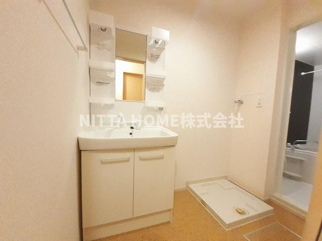 アリエッタ　コリーナの洗面所|シャワー付きの洗面台朝の準備も楽々です◎