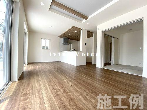 【居間・リビング】 | 【仲介手数料０円】平塚市東真土2丁目　新築一戸建て　全3棟 | 平塚市東真土2丁目　新築一戸建て　全3棟