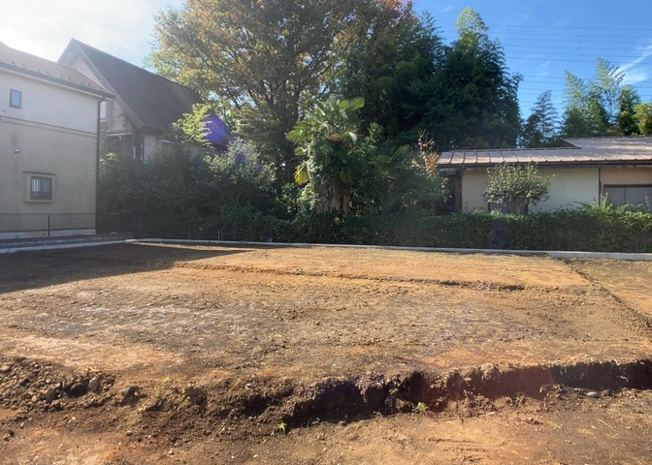 【外観】 | 土地の形が極端に長細かったり、狭小地、あるいは道路との高低差がある傾斜地だった場合、後々売ろうとしても買い手がつかない場合もあります。後々、売却することになった時に価値の下がらない土地を選びましょう。