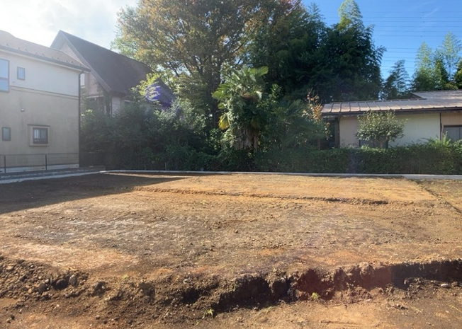 【外観】 | 家を建てる場合、方位は要チェックです。現実的に日当たりのよい家ならばリビングは南側、建築基準法でも北側に当たる家への配慮は求められています。土地を見学に行く際は、方位磁針を持って行くようにしましょう。