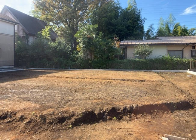 【外観】 | 土地を買う際、住む地域の自治体や福祉の補助制度にも注目してみましょう。子供や老人の医療補助やゴミ出しのルールなど、自治体によってルールに大きな違いがあるため、暮らしやすい土地で判断するとよいでしょう。