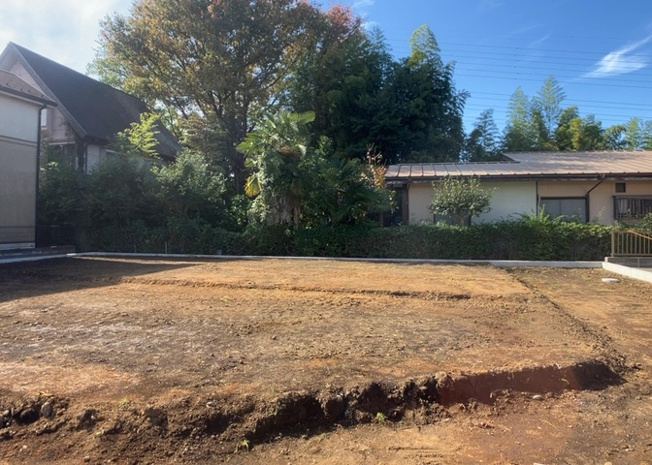 【外観】 | 土地の前の道路に消火栓が設置されていることがあります。この場合、道路交通法第45条第1項により、駐車禁止の場所が指定されています。そのため、車庫などの駐車スペースをつくることができない場合があります。