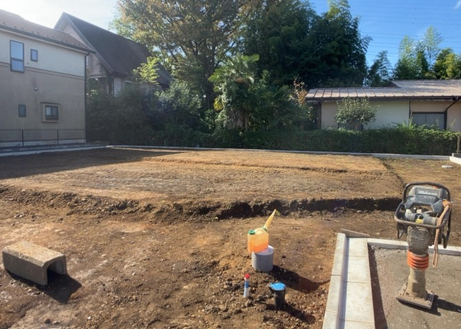 【外観】 | 現地に行くなら、物件の周囲の地形がどうなっているかを見ることも大切です。周辺より低くなっている土地では、大雨などで水が集まりやすいため、地盤が弱くなっているということも考えられるため、注意が必要です。