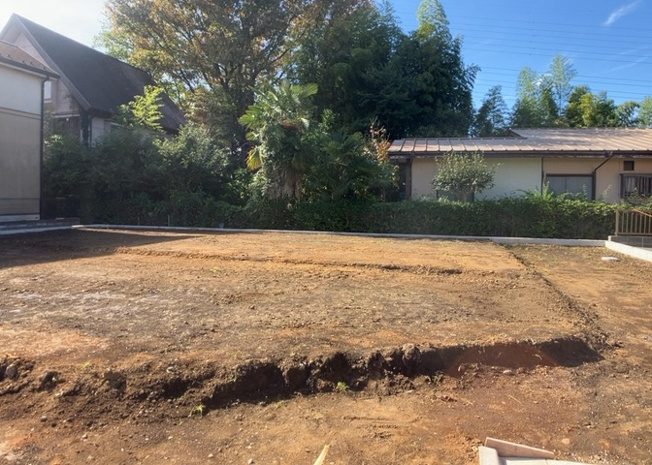 【外観】 | 隣家の土地はどうなっているのか、生活利便施設が近くにあるのか、学校まで近いかなど、お客様のライフスタイルにあわせたイメージが重要です。また、近くにあると困る施設が近くにないかも確認するといいでしょう。