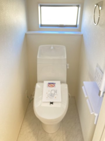 リーブルガーデンＳ前橋市大利根町第７　2号棟のトイレ|2階トイレです。清潔感のある白を基調としています。