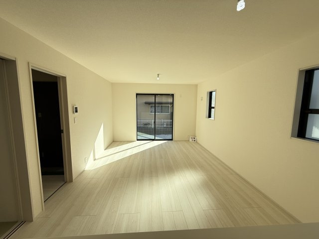 リーブルガーデンＳ前橋市大利根町第７　2号棟の居間・リビング|カウンターキッチンなのでお料理をしながら会話もできます。
夕食の支度をしながら、お子様の様子も見られて自然と会話も増えますよ♪