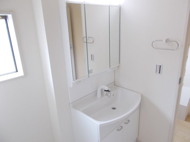 リーブルガーデンＳ前橋市大利根町第７　2号棟の独立洗面台|シャワー水栓付き洗面台で朝の身支度もバッチリです！
洗面台には収納スペースもあり洗面室もすっきり片付きますよ！
