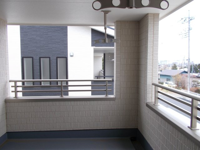 リーブルガーデンＳ前橋市大利根町第７　2号棟のバルコニー|広々としたインナーバルコニーです。布団も干せる広さです。
急な雨でも洗濯物が濡れませんよ！