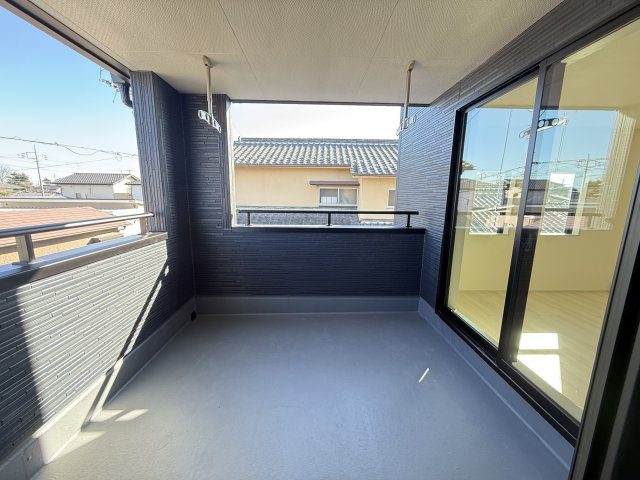 リーブルガーデンＳ前橋市大利根町第７　2号棟のバルコニー|広々としたインナーバルコニーです。布団も干せる広さです。
急な雨でも洗濯物が濡れませんよ！