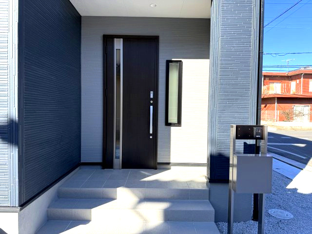 リーブルガーデンＳ前橋市大利根町第７　2号棟の玄関|高級感ある玄関に仕上がっています。