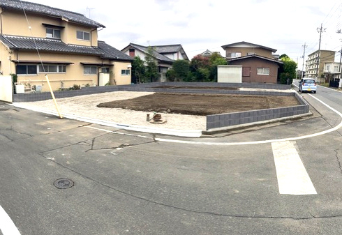 リーブルガーデンＳ前橋市大利根町第７　2号棟の前面道路含む現地写真|角地の整形地で陽当たり良好です☆
前面道路も広く開放的な立地です。