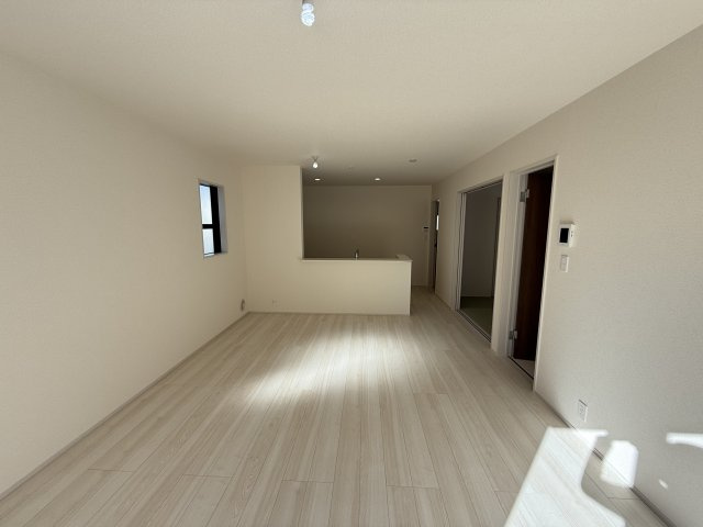 リーブルガーデンＳ前橋市大利根町第７　2号棟の居間・リビング|陽当たり良好な16帖リビングです☆
人気の対面式キッチンを配した空間はお好みの家具も合わせやすく、家族がくつろぐ快適な空間造りをサポート。窓からは明るい陽光が差し込みます。