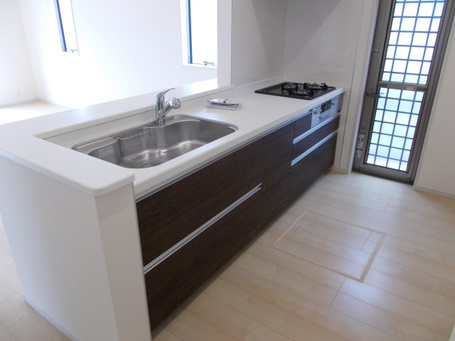 リーブルガーデンＳ前橋市大利根町第７　2号棟のキッチン|人気のカウンターキッチン採用です☆ゴミ出しに便利な勝手口付き♪
コンロも３口ご用意しています！調理スペースも広くストレスなくお料理できます。
浄水器つきなので美味しいお水も飲めますよ♪