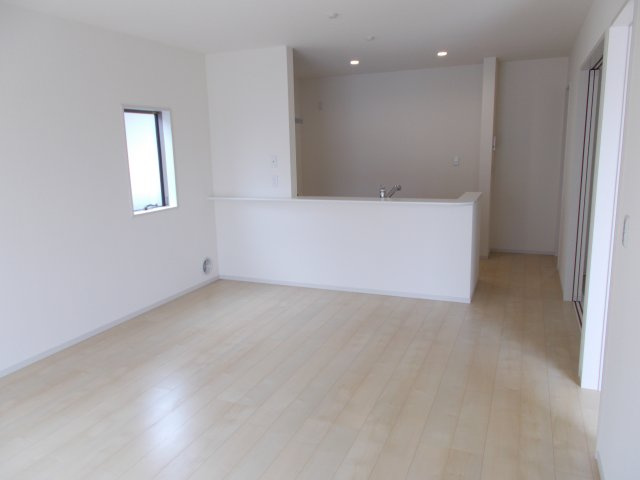 リーブルガーデンＳ前橋市大利根町第７　2号棟の居間・リビング|陽当たり良好な16帖リビングです☆
人気の対面式キッチンを配した空間はお好みの家具も合わせやすく、家族がくつろぐ快適な空間造りをサポート。窓からは明るい陽光が差し込みます。