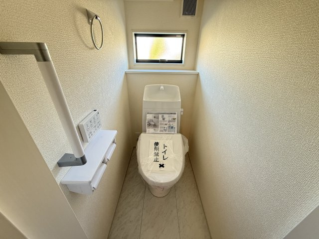 リーブルガーデンＳ前橋市大利根町第７　2号棟のトイレ|1階トイレです。清潔感のある白を基調としています。
温水洗浄・便座暖房機能の付いた快適なトイレです☆