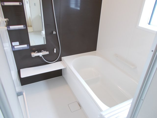 リーブルガーデンＳ前橋市大利根町第７　2号棟の浴室|１坪タイプのフルオートバスです！
足を延ばして入れる広さなので一日の疲れも癒されますよ♪
室内物干しや浴室乾燥機もあるのでお天気の悪い日にはランドリースペースとしてもご利用できます！