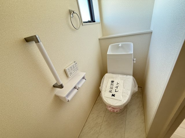 リーブルガーデンＳ前橋市大利根町第７　2号棟のトイレ|2階トイレです。清潔感のある白を基調としています。