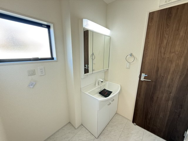リーブルガーデンＳ前橋市大利根町第７　2号棟の独立洗面台|シャワー水栓付き洗面台で朝の身支度もバッチリです！
洗面台には収納スペースもあり洗面室もすっきり片付きますよ！