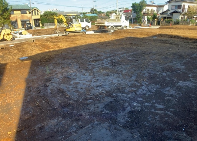 【外観】 | 家を建てる場合、方位は要チェックです。現実的に日当たりのよい家ならばリビングは南側、建築基準法でも北側に当たる家への配慮は求められています。土地を見学に行く際は、方位磁針を持って行くようにしましょう。