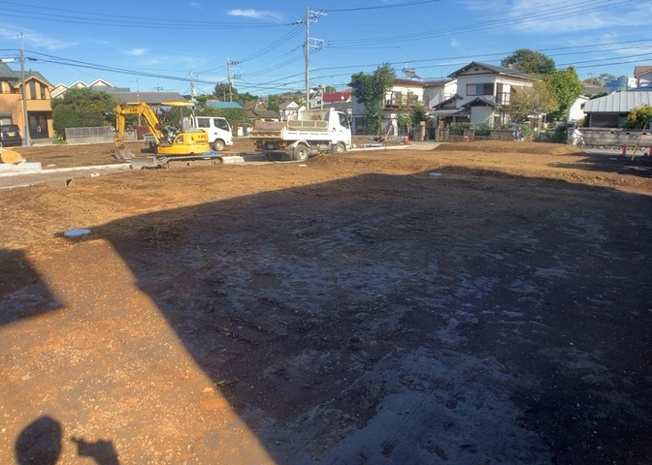 【外観】 | 現地に行くなら、物件の周囲の地形がどうなっているかを見ることも大切です。周辺より低くなっている土地では、大雨などで水が集まりやすいため、地盤が弱くなっているということも考えられるため、注意が必要です。