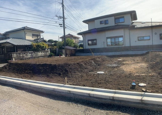 【外観】 | 土地の形が極端に長細かったり、狭小地、あるいは道路との高低差がある傾斜地だった場合、後々売ろうとしても買い手がつかない場合もあります。後々、売却することになった時に価値の下がらない土地を選びましょう。