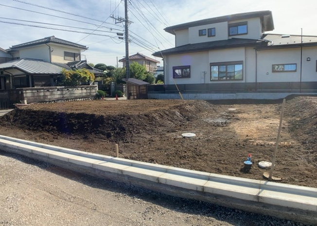 【外観】 | 家を建てる場合、方位は要チェックです。現実的に日当たりのよい家ならばリビングは南側、建築基準法でも北側に当たる家への配慮は求められています。土地を見学に行く際は、方位磁針を持って行くようにしましょう。