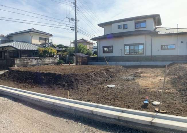 【外観】 | 土地を買う際、住む地域の自治体や福祉の補助制度にも注目してみましょう。子供や老人の医療補助やゴミ出しのルールなど、自治体によってルールに大きな違いがあるため、暮らしやすい土地で判断するとよいでしょう。