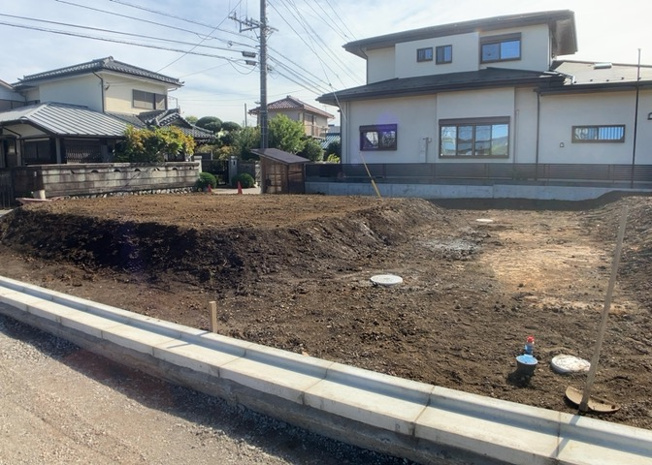 【外観】 | 土地の前の道路に消火栓が設置されていることがあります。この場合、道路交通法第45条第1項により、駐車禁止の場所が指定されています。そのため、車庫などの駐車スペースをつくることができない場合があります。