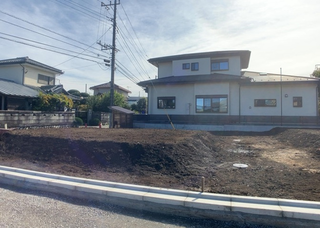 【外観】 | 現地に行くなら、物件の周囲の地形がどうなっているかを見ることも大切です。周辺より低くなっている土地では、大雨などで水が集まりやすいため、地盤が弱くなっているということも考えられるため、注意が必要です。
