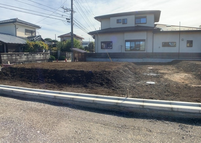 【外観】 | 隣家の土地はどうなっているのか、生活利便施設が近くにあるのか、学校まで近いかなど、お客様のライフスタイルにあわせたイメージが重要です。また、近くにあると困る施設が近くにないかも確認するといいでしょう。