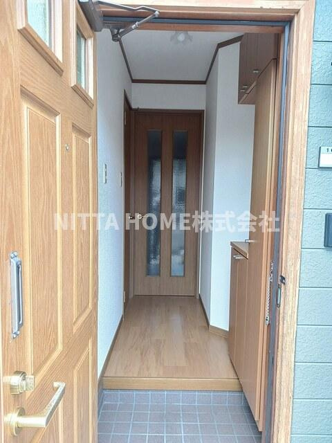 ウッズⅣのエントランス|広いスペースの玄関です★