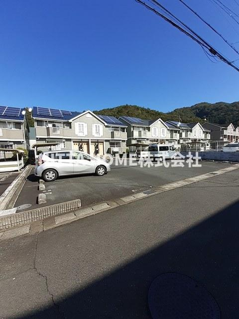 ウッズⅣの駐車場|敷地内に駐車場も完備♪