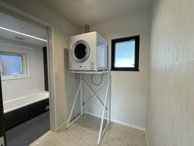 【ランドリースペース】 | 【新築分譲住宅】山形市砂塚　全3棟 | 「乾太くん」は、ガスを使って洗濯物を素早く乾かしてくれる乾燥機です。電気よりも効率よく、たくさんの洗濯物も短時間で乾かせます。エネルギーも節約でき、ふんわり仕上がるので、毎日の生活がもっと楽に♪