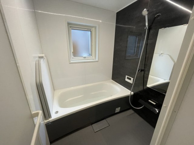 【浴室】 | 【新築分譲住宅】山形市砂塚　全3棟 | 【Bathroom】
快適な使い心地とゆとりある空間が1日の疲れを解きほぐすバスルーム。空間も浴槽もゆったりのびのび使えるゆとり設計。広く感じるゆとり設計で快適なリラックスタイムを過ごせます。