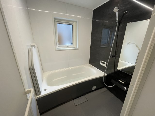 【浴室】 | 【新築分譲住宅】山形市砂塚　全3棟 | 【Bathroom】
快適な使い心地とゆとりある空間が1日の疲れを解きほぐすバスルーム。空間も浴槽もゆったりのびのび使えるゆとり設計。広く感じるゆとり設計で快適なリラックスタイムを過ごせます。