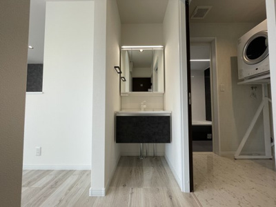 【独立洗面台】 | 【新築分譲住宅】山形市砂塚　全3棟 | 【Powder room】
十分な大きさの洗面台は収納もさる事ながら、身だしなみチェックや歯磨きなど、朝の慌ただしい時間でもホテルライクなスペースで余裕とゆとりを感じて頂けます。