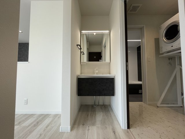 【独立洗面台】 | 【新築分譲住宅】山形市砂塚　全3棟 | 【Powder room】
十分な大きさの洗面台は収納もさる事ながら、身だしなみチェックや歯磨きなど、朝の慌ただしい時間でもホテルライクなスペースで余裕とゆとりを感じて頂けます。
