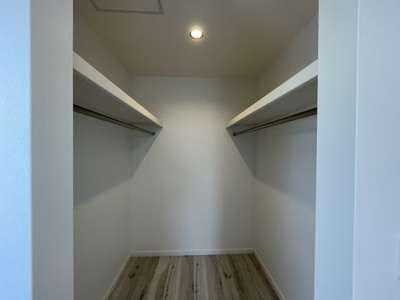 【収納】 | 【新築分譲住宅】山形市砂塚　全3棟 | 【WIC】
ひと目で収納物を確認できるウォークインクロゼットは、ゆとりの広さを備えた大型収納。数多くの衣類に加え、足元には引出しや衣装箱、シューズボックスなども収納することができます。