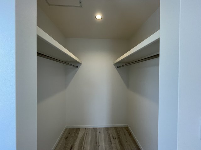 【収納】 | 【新築分譲住宅】山形市砂塚　全3棟 | 【WIC】
ひと目で収納物を確認できるウォークインクロゼットは、ゆとりの広さを備えた大型収納。数多くの衣類に加え、足元には引出しや衣装箱、シューズボックスなども収納することができます。