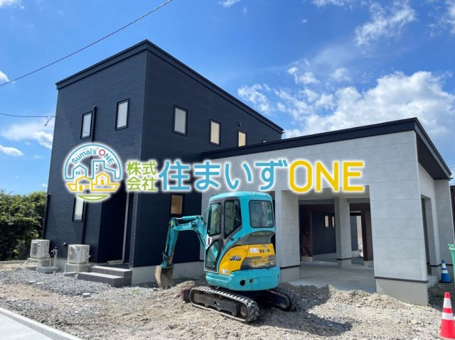 【外観】 | 【新築分譲住宅】山形市砂塚　全3棟 | 【Appearance】
爽やかな青空の下に贅沢なほどに降り注ぐ陽光、豊かな居住性と、クオリティが見事に調和した住空間は、住まうことの喜びを感じさせてくれます。（H棟）